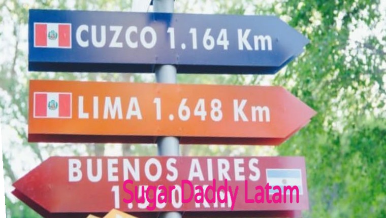 Señales de viaje hacia varios lugares de latinoamérica