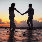 Foto bonita de pareja en un atardecer en la playa