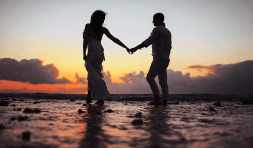 Foto bonita de pareja en un atardecer en la playa