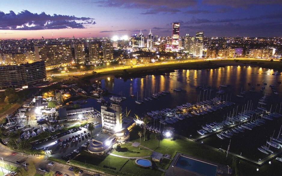 Montevideo de noche con el puerto