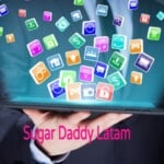 Hombre sujeta una tablet como si fueran una bandeja con un monton de apps que salen
