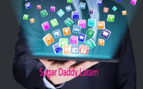 Hombre sujeta una tablet como si fueran una bandeja con un monton de apps que salen
