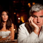 hombre con pelo blanco canas aburrido en cita con una sugar baby