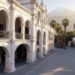 Sugar Daddy en Arequipa: Dónde conocer y conectar en la Ciudad Blanca Historic white stone colonial architecture in Arequipa Peru with Misti volcano in background, elegan