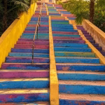 Sugar daddy en Guayaquil: la perla del Pacífico colorful staircase of Cerro Santa Ana hill in Guayaquil, vibrant painted steps leading upward, colon