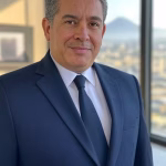 Sugar daddys salvadoreños: perfil del empresario guanaco Elegant Salvadoran businessman in his 50s wearing tailored suit, standing in modern office with San