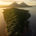 Isla de Ometepe: volcanes y romance en el lago Aerial view of Ometepe island Nicaragua with two volcanic peaks rising from Lake Nicaragua, lush tro
