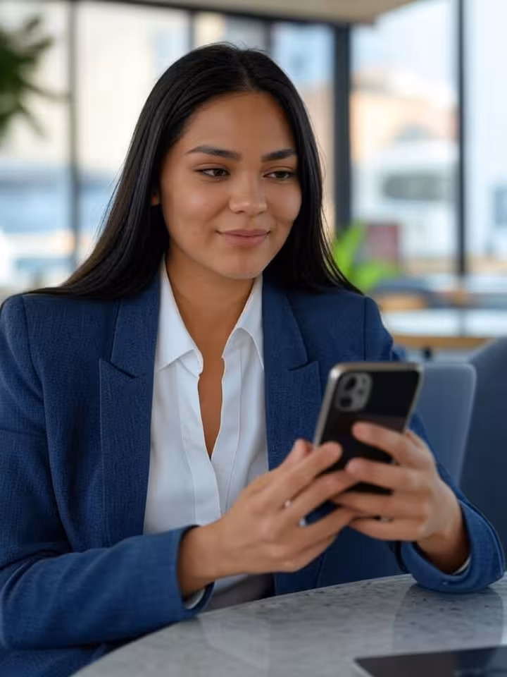 Jovem latino-americana sentada em um café moderno com laptop e smartphone, analisando perfis de namoro