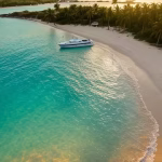 Margarita: la isla de las perlas y el romance Aerial view of pristine white sand beach with turquoise Caribbean waters, palm trees swaying, luxury