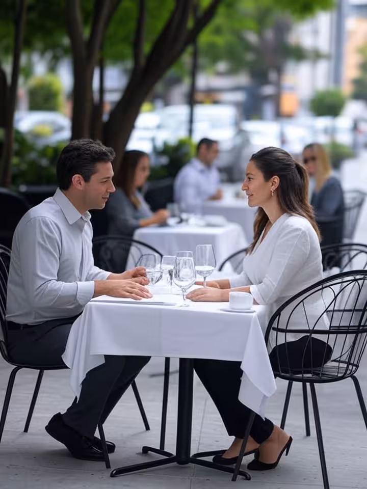 Elegante terraço de café ao ar livre em um bairro de luxo da Cidade do México, arquitetura moderna com árvores