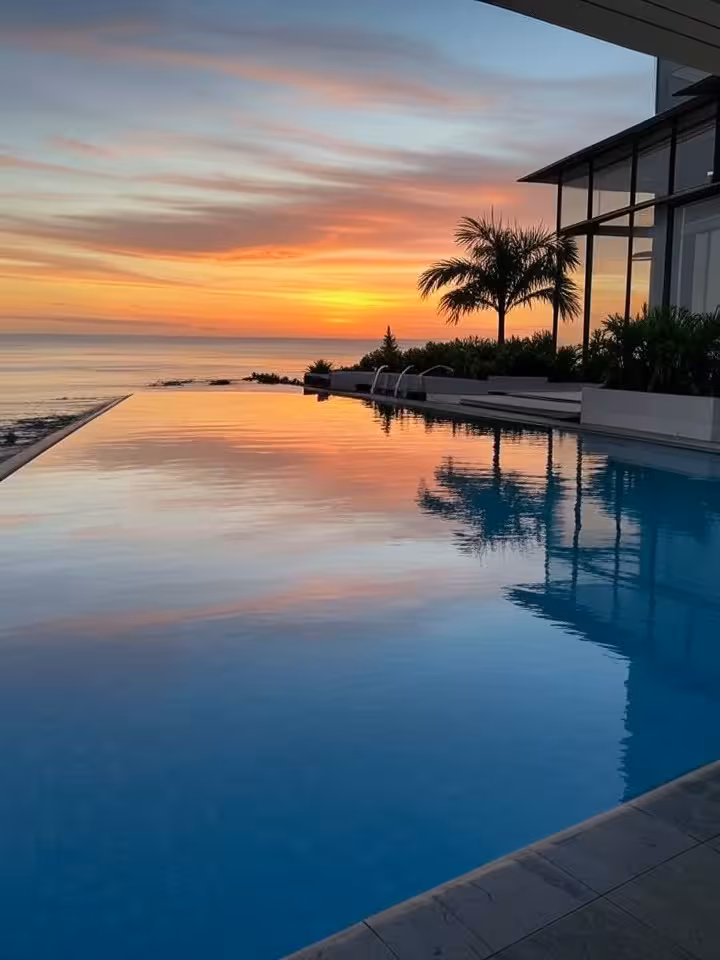 Piscina infinita de hotel butique de luxo com vista para o oceano, design moderno e minimalista, reflexo do pôr do sol
