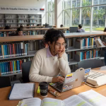 Sugar babys universitarias: cómo balancear estudios y dating Young Latin American university student studying in a modern campus library with books and laptop, p