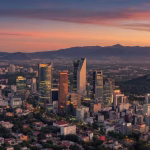 Las ciudades con más sugar daddys en Latinoamérica 2026 Aerial panoramic view of Mexico City skyline at dusk, modern skyscrapers in Polanco and Santa Fe dis